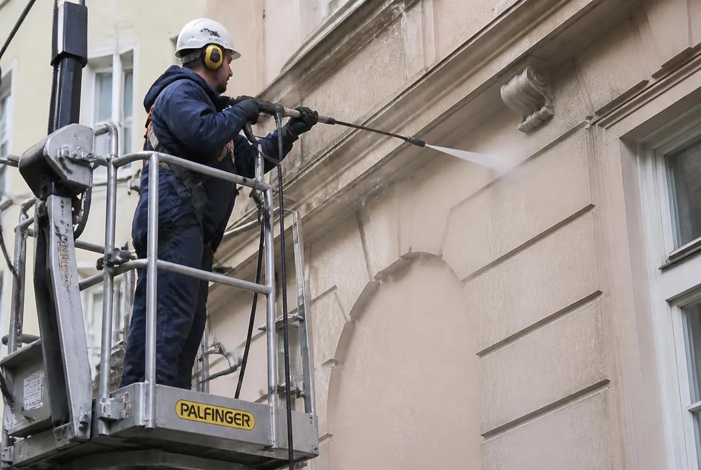 Fassadenreinigung Wien – Clean4You reinigt eine Hausfassade
