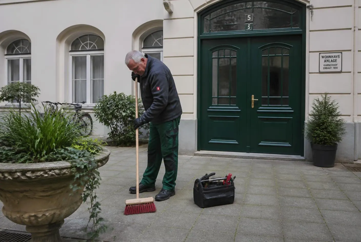 Hausbetreuung Wien – Hausmeisterservice von Clean4You in einer Wohnhausanlage