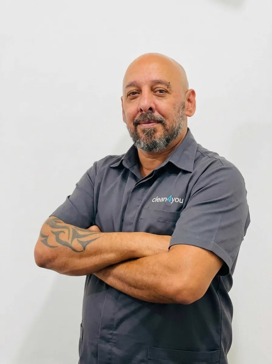 Reinigungsprofi von Clean4You Wien in Arbeitskleidung